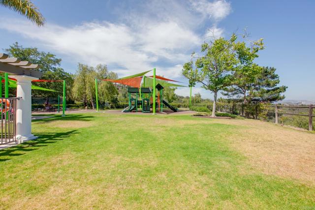 2490 Bear Rock Gln, Escondido CA: https://media.crmls.org/mediaz/8817bc10-98d5-4936-ba27-07070d67c9ef.jpg