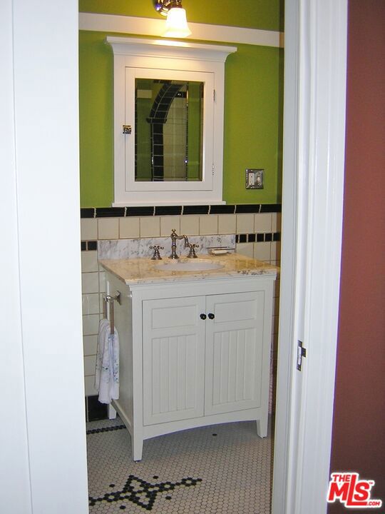 914 S Burnside Avenue, Los Angeles CA: https://media.crmls.org/mediaz/881803bd-003e-4f3b-939e-dde3a6c20638.jpg