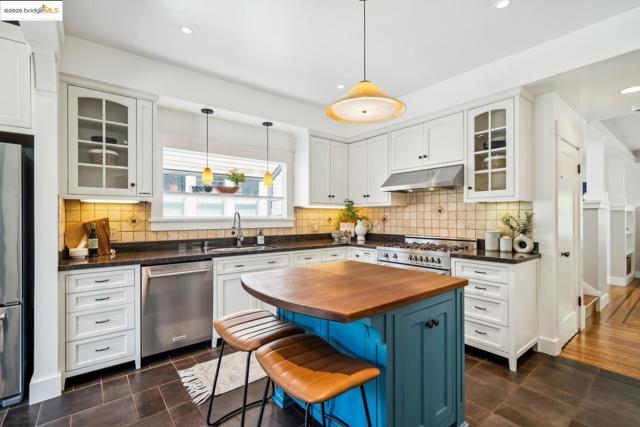5490 Kales AVE, Oakland CA: https://media.crmls.org/mediaz/88191078-d305-4916-9cda-728988ef757e.jpg