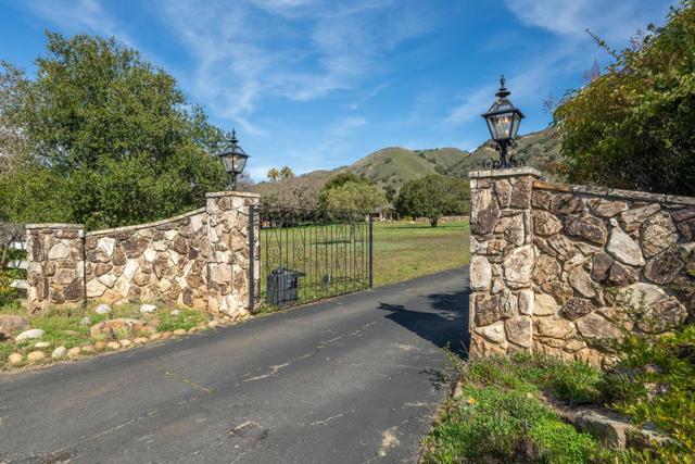 10 Ring Lane, Carmel Valley CA: https://media.crmls.org/mediaz/8819504b-898c-420d-81d2-665059d261b3.jpg