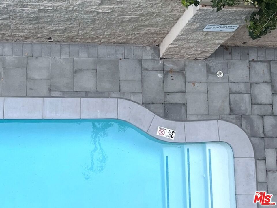 https://media.crmls.org/mediaz/8819c350-08f7-48fb-bfc1-410509014a1b.jpg?preset=X-Large