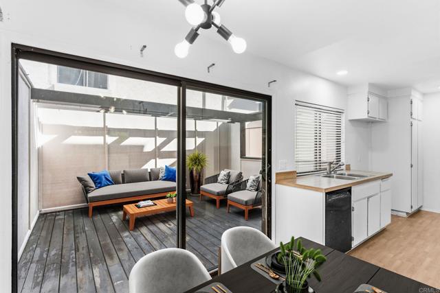 Detail Gallery Image 9 of 34 For 8427 via Mallorca #115,  La Jolla,  CA 92037 - 2 Beds | 2/1 Baths