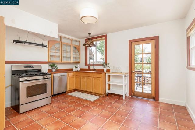 837 San Carlos Ave, Albany CA: https://media.crmls.org/mediaz/881a1a10-5d8c-4888-8d68-da5973ca446c.jpg