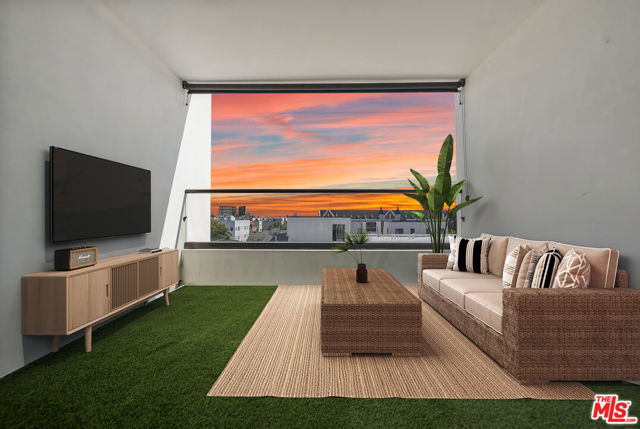 733 N Gramercy Place, Los Angeles CA: https://media.crmls.org/mediaz/881a1be9-91e8-416b-8bbc-1364054e8982.jpg