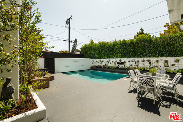 609 21st Place, Santa Monica CA: https://media.crmls.org/mediaz/881a88e2-30c8-4393-9f44-2311dac7a4dc.jpg