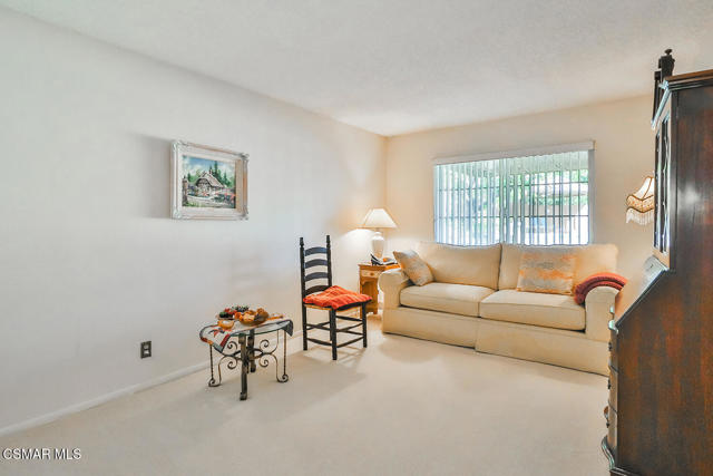 5260 Edgeware Drive, Calabasas CA: https://media.crmls.org/mediaz/881a93e2-4f85-4fe0-b4c0-cf4da1ee114c.jpg