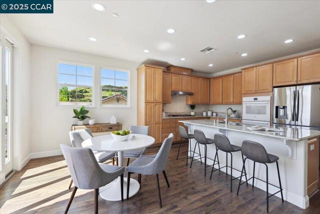 38 Citron Knoll, Orinda CA: https://media.crmls.org/mediaz/881ac548-4f01-44f4-af1a-0252a303148f.jpg
