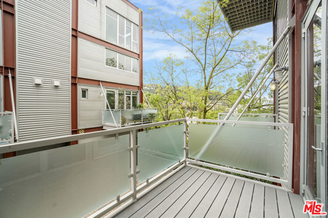 3450 Cahuenga Boulevard, Los Angeles CA: https://media.crmls.org/mediaz/881adeb7-5f69-493c-b372-6bdc04fa374e.jpg