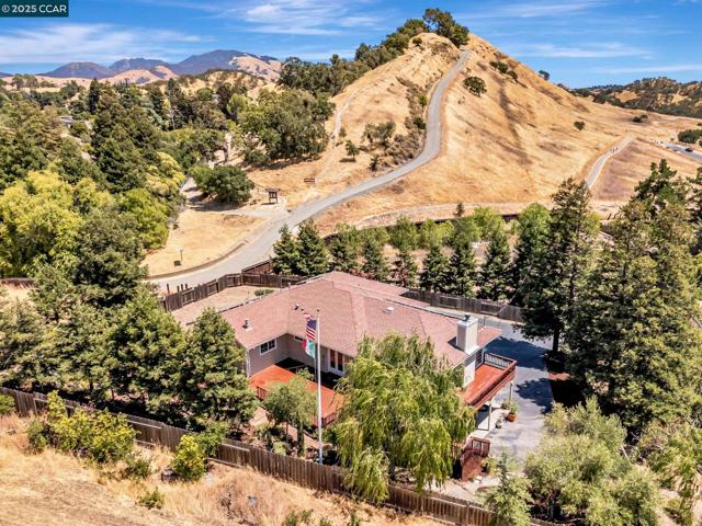 631 La Vista Rd, Walnut Creek CA: https://media.crmls.org/mediaz/881b3746-6805-49c0-af75-fbeb8f7a8e0d.jpg