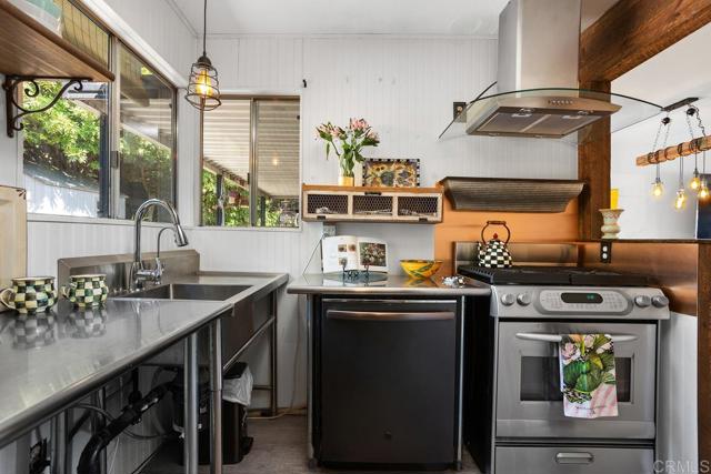1529 Temple Heights Drive, Oceanside CA: https://media.crmls.org/mediaz/881be76f-0290-4a4d-954c-6fac8ec84e6f.jpg