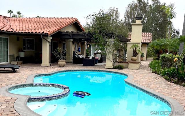 17380 Via Cuatro Caminos, Rancho Santa Fe CA: https://media.crmls.org/mediaz/881caf7b-e67d-4827-9e3a-b4d3753f8c8e.jpg