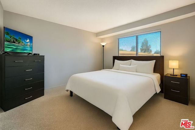 10220 De Soto Avenue, Chatsworth CA: https://media.crmls.org/mediaz/881dad3b-017b-42fb-af0b-f77698e3849d.jpg