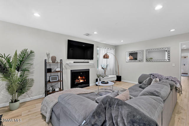 1118 Bright Glen Circle, Westlake Village CA: https://media.crmls.org/mediaz/881e2263-ec57-49a1-9b8d-bd0f740e7c3b.jpg