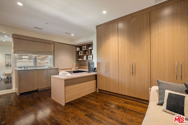 706 N Crescent Drive, Beverly Hills CA: https://media.crmls.org/mediaz/881e69bc-ce60-44fd-be7c-a8a92083c45f.jpg