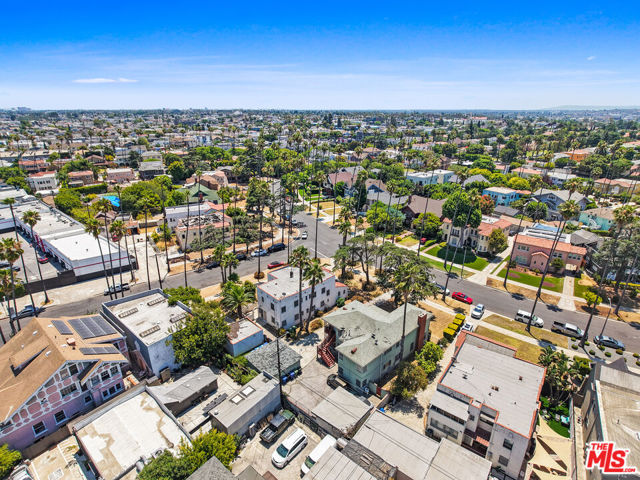 4409 Victoria Park Drive, Los Angeles CA: https://media.crmls.org/mediaz/881eca71-c705-4aa4-8aae-8d813b4710af.jpg