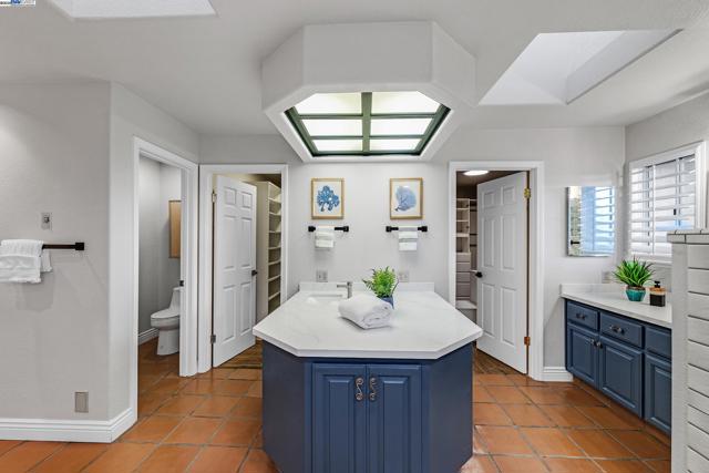 20340 Hunters Knls, Castro Valley CA: https://media.crmls.org/mediaz/881ef293-a1dd-4a1b-a3f6-10c0aff9f7e6.jpg