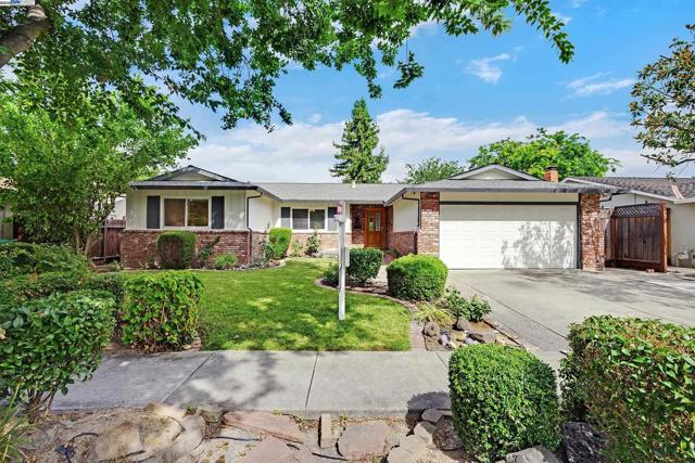 5041 Golden Rd, Pleasanton CA: https://media.crmls.org/mediaz/881f26d7-978a-4032-84f3-fe617392a1de.jpg