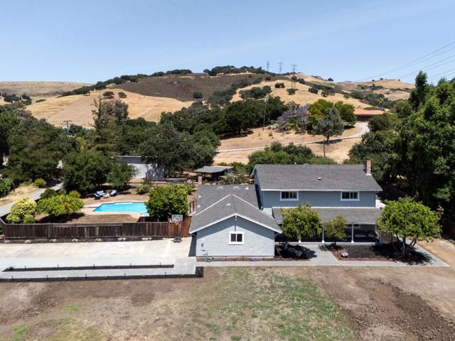7565 Tierra Sombra Court, San Jose CA: https://media.crmls.org/mediaz/881f6578-4663-4d1e-8d8c-0f6ead737ad6.jpg