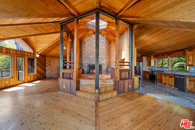 440 Mariposa Drive, Ventura CA: https://media.crmls.org/mediaz/8821e16b-65aa-4a98-a346-4a9428188d16.jpg