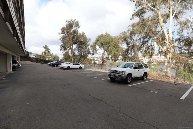 4041 Oakcrest Dr, San Diego CA: https://media.crmls.org/mediaz/88225bc7-7395-45c0-8aed-8747882329c3.jpg