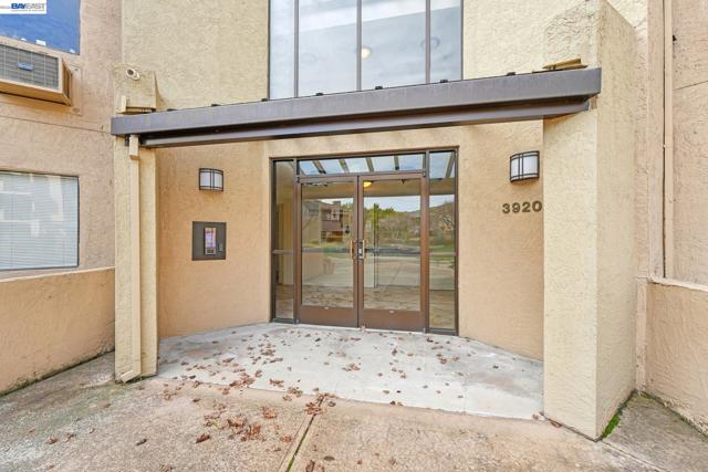 39206 Guardino Dr, Fremont CA: https://media.crmls.org/mediaz/88225f0d-a9fc-4912-85a1-585bdb15cabd.jpg