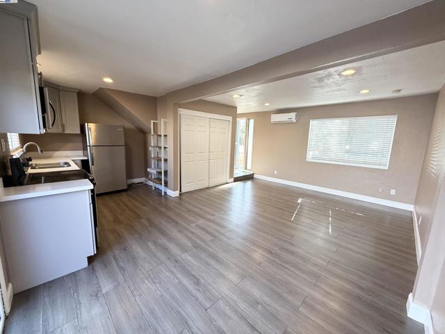 989 Palm Cir, Tracy CA: https://media.crmls.org/mediaz/88230f33-9ac9-4083-9237-4b9954ba6ca9.jpg