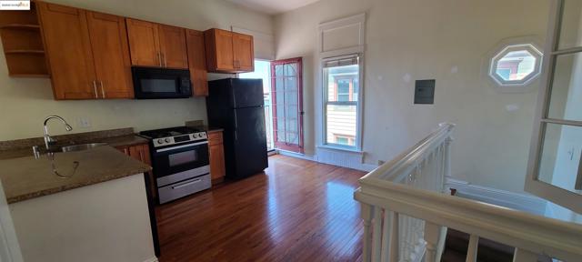 2825 Market St, Oakland CA: https://media.crmls.org/mediaz/88236e5d-a8fb-479d-a385-d4d0f9c4d0f1.jpg