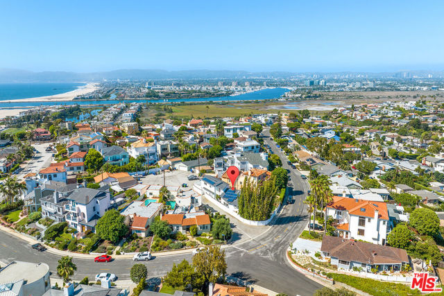7145 Trask Avenue, Playa del Rey CA: https://media.crmls.org/mediaz/88249b6f-e059-4abd-9a42-62ead026fc9e.jpg