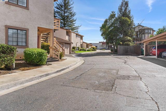 129 Ray St, Pleasanton CA: https://media.crmls.org/mediaz/882531e8-2209-4c64-8df6-c8b023c8bd94.jpg