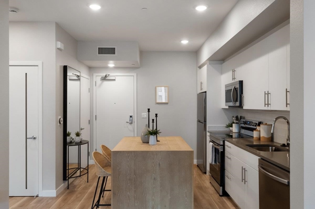 260 260 Brooklyn Basin Way, Oakland CA: https://media.crmls.org/mediaz/8825edcd-c445-4aee-95a9-485b0cb23435.jpg