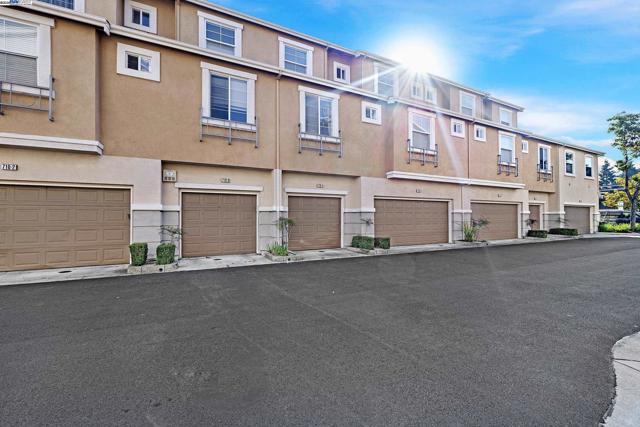 710 City Walk Pl, Hayward CA: https://media.crmls.org/mediaz/882626e5-3553-4dba-888a-5e59c7294839.jpg