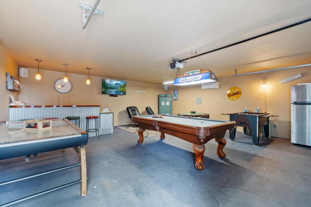 https://media.crmls.org/mediaz/8826e1f1-ad7a-4a04-84c8-60d328ed30ac.jpg?preset=X-Large