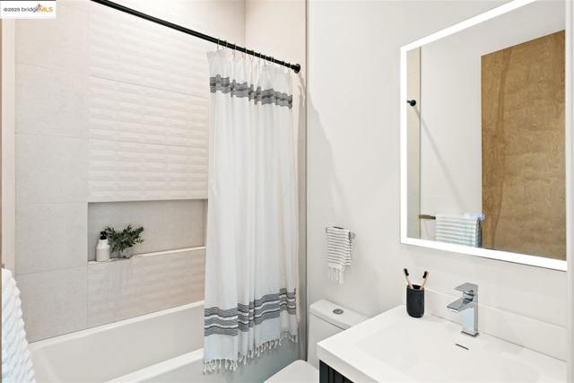 3317 Harrison St, Oakland CA: https://media.crmls.org/mediaz/8826f6b8-32d5-4858-b0b9-591003f9813d.jpg