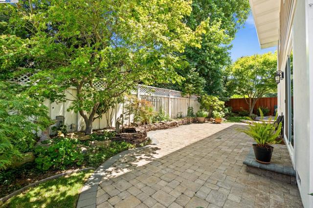 3746 La Costa Ave, Castro Valley CA: https://media.crmls.org/mediaz/88277141-d601-41ff-bf31-9cec3ec39817.jpg