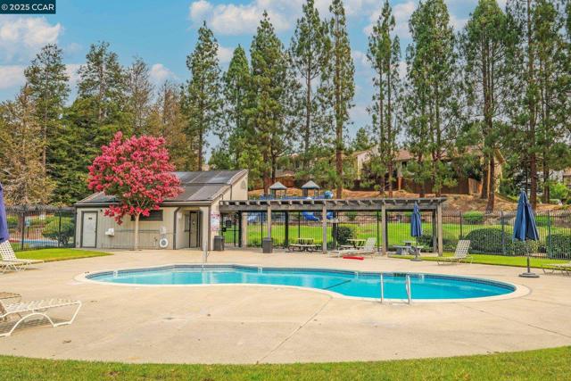 2510 Tea Tree Ct, Martinez CA: https://media.crmls.org/mediaz/8828dcc0-c68e-4777-a4b4-964d08dd22d9.jpg