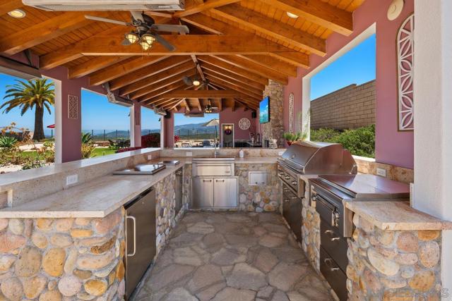 15674 Via Santa Pradera, San Diego CA: https://media.crmls.org/mediaz/88290a4d-e433-4dc5-8adf-944117fb580b.jpg
