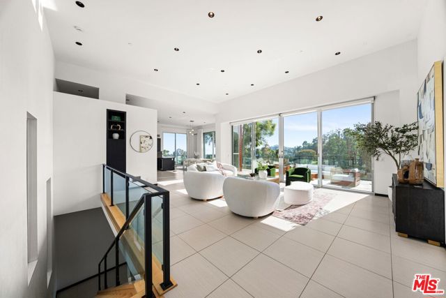 933 Bluegrass Lane, Los Angeles CA: https://media.crmls.org/mediaz/882a254a-817d-48df-a988-f9460c4708d0.jpg