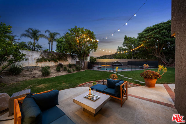 22518 Jameson Drive, Calabasas CA: https://media.crmls.org/mediaz/882a497e-8883-49ce-b71e-770dafa59e64.jpg