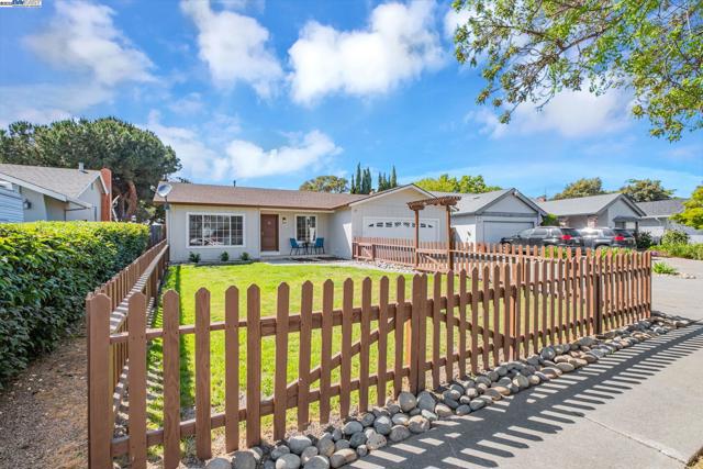 36339 Beech Pl, Newark CA: https://media.crmls.org/mediaz/882aa247-3668-443d-adca-b24c9a5d98d2.jpg