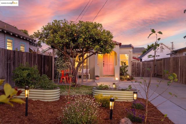 3742 Loma Vista AVE, Oakland CA: https://media.crmls.org/mediaz/882b38c8-50b6-4bdb-a5f2-76f90177896e.jpg