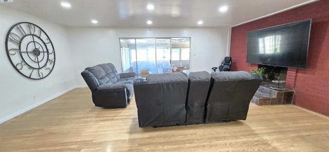 1661 Minnesota St, Fairfield CA: https://media.crmls.org/mediaz/882c9827-7a3e-4127-b219-6ec1538f596e.jpg