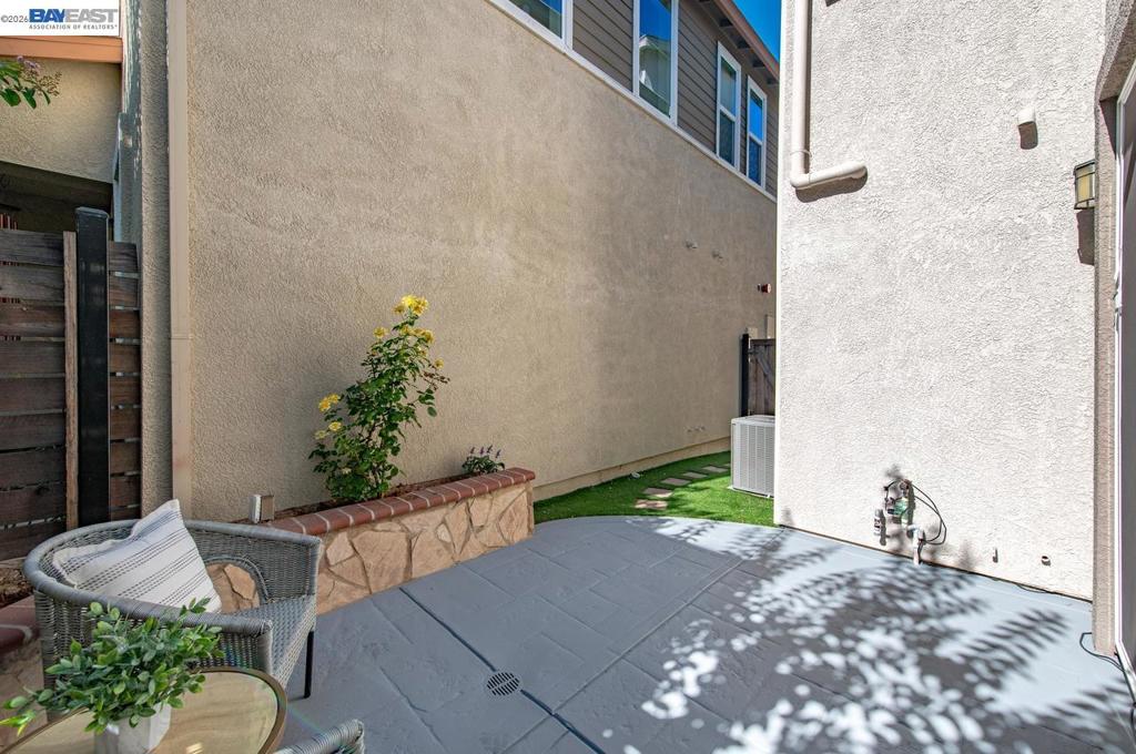 https://media.crmls.org/mediaz/882ca55b-de55-4aeb-ac86-085addd90832.jpg?preset=X-Large