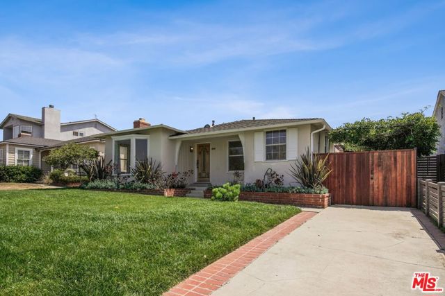 8150 Kenyon Avenue, Los Angeles CA: https://media.crmls.org/mediaz/882ce53a-0c31-4204-be8e-1b1b94927278.jpg