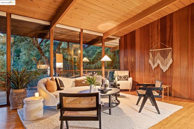 1 Kittiwake Rd, Orinda CA: https://media.crmls.org/mediaz/882f2aae-a235-4212-ae09-2a59ad787cf8.jpg