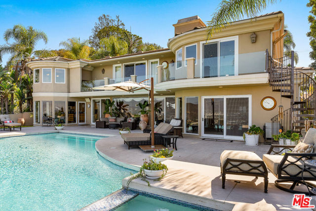 7833 Torreyson Drive, Los Angeles CA: https://media.crmls.org/mediaz/882f6e4d-458d-4eec-8c63-eada3bc05046.jpg