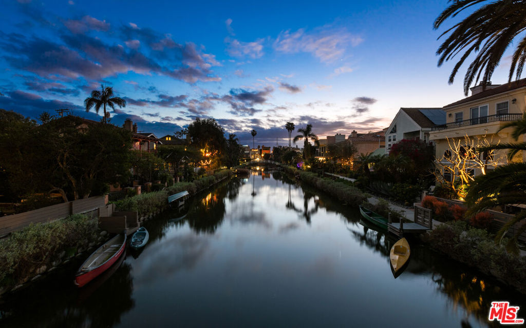 https://media.crmls.org/mediaz/88306a05-de2d-4277-b634-42d0735fcd5e.jpg?preset=X-Large