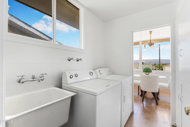 47 Grandview Circle, Camarillo CA: https://media.crmls.org/mediaz/88317f70-a611-46c2-ae66-1b9cb7b6fde6.jpg