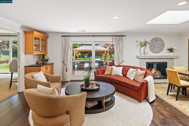 2142 Deer Oak Way, Danville CA: https://media.crmls.org/mediaz/88319297-6fec-410c-8587-a2c1f1a20d85.jpg
