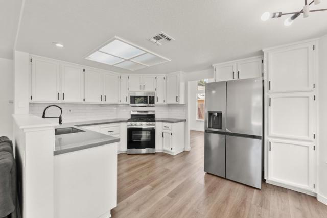 6431 Canyon Creek Way, Elk Grove CA: https://media.crmls.org/mediaz/8832401c-66bc-4207-8c8c-35bdee65e0ce.jpg