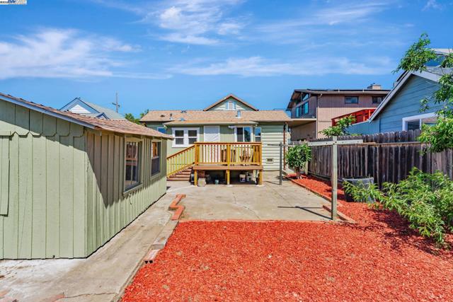 2720 Short St, Oakland CA: https://media.crmls.org/mediaz/88335f99-b9e7-4588-8d5a-1017307ffe4d.jpg